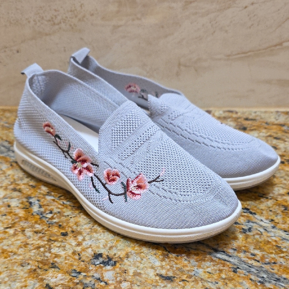 Floral Embroidered Women's Slip-On Shoes‎ - Gray Europen Size 41 (8/9) NWT
